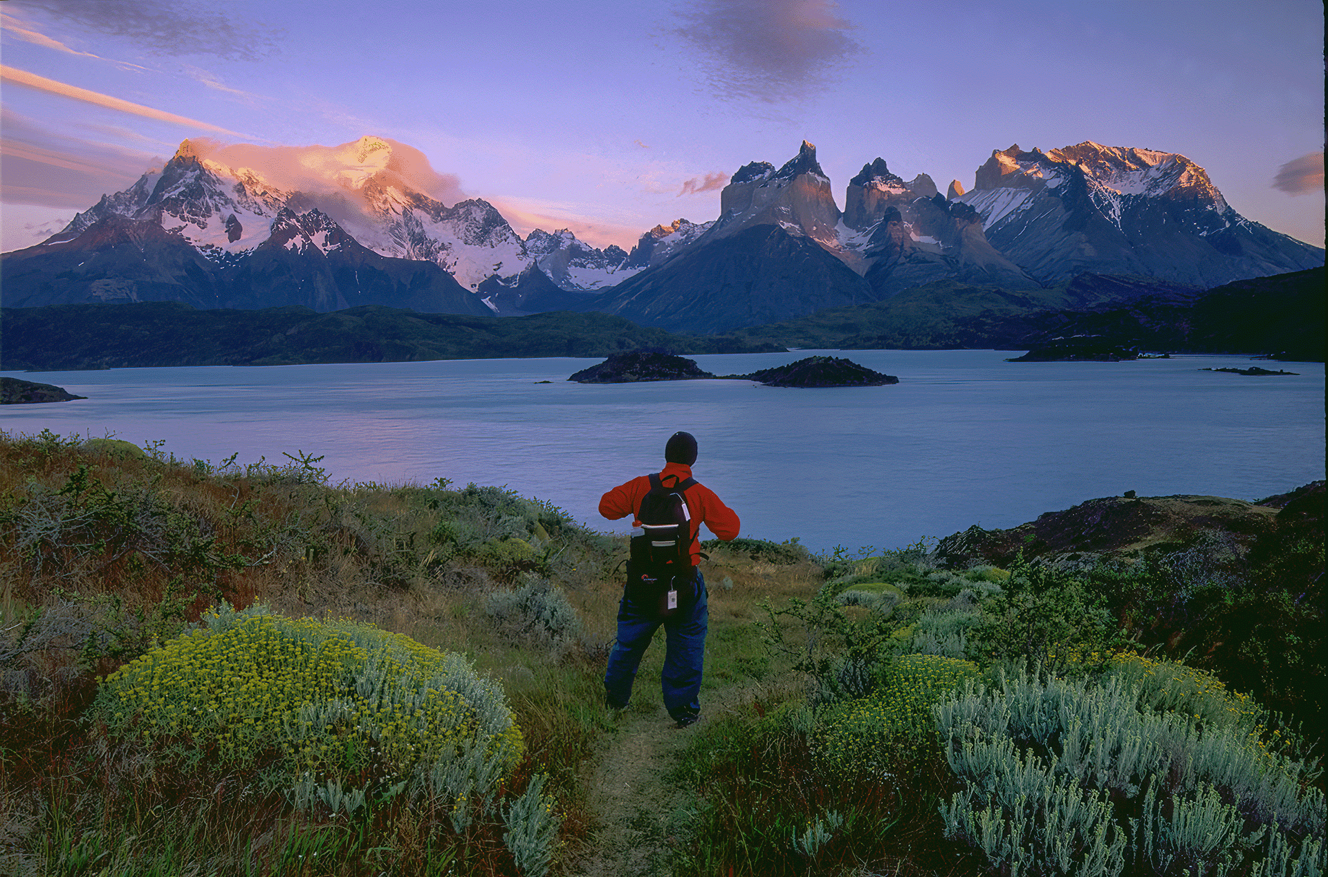 Cuernos at sunrise over Lake Pehoe